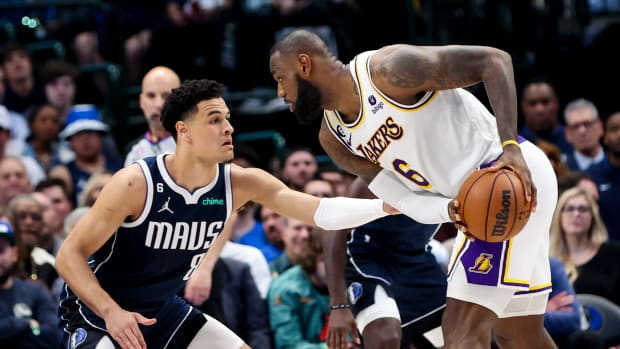 Josh Green guards LeBron James 1-on-1 in the Dallas Mavericks' game against the Los Angeles Lakers on Feb. 26.